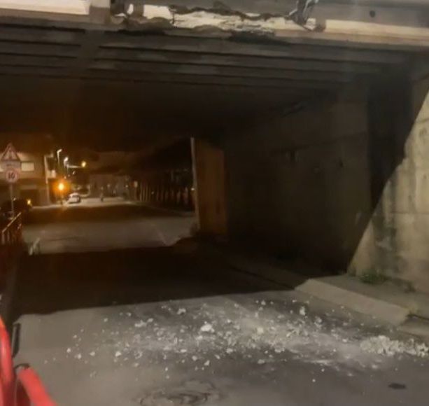 Automezzo urta il cavalcavia di via Artom , strada chiusa al traffico. Rasero: &quot;E' sempre più difficile andare avanti&quot; [FOTO E VIDEO]