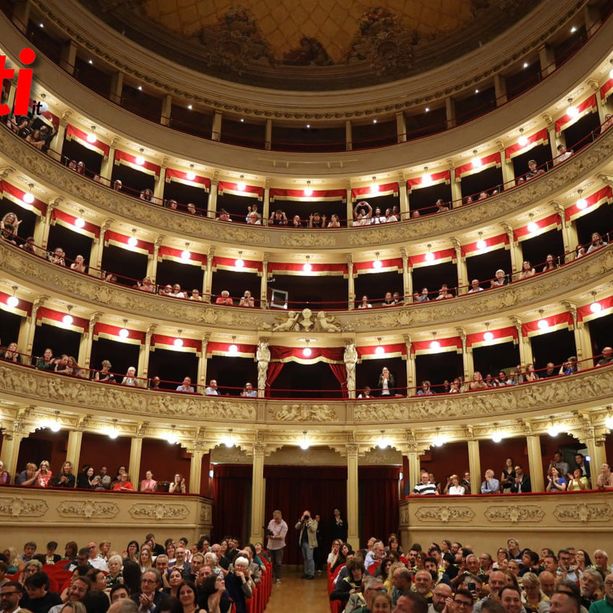 Teatro Alfieri  esaurito per assistere alla prima di &quot;L'arte del Palio di Asti&quot; [GALLERIA FOTOGRAFICA]