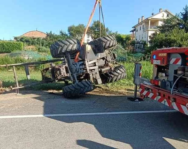 San Damiano,  tragico scontro sulla provinciale tra un mezzo agricolo e un'auto: una vittima