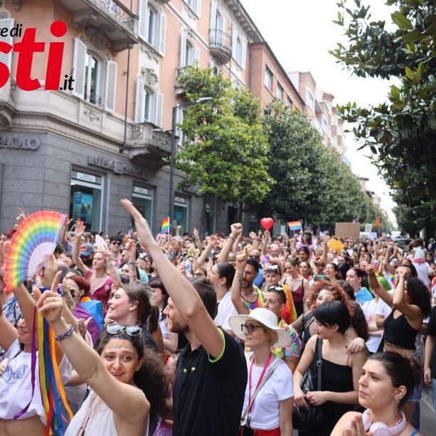 L'onda arcobaleno del Pride 2024 ha colorato il centro di Asti [GALLERIA FOTOGRAFICA E VIDEO]