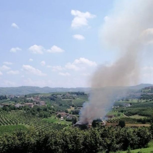 Castagnole delle Lanze: incendio in un magazzino edile di frazione Olmo [VIDEO]