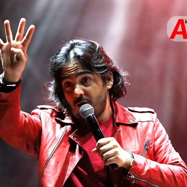 &quot;Un comico che apre Asti Musica? Coerenza un...&quot;: Max Angioni apre il festival astigiano con ironia e bravura, dopo un acquazzone estivo [FOTO E VIDEO]