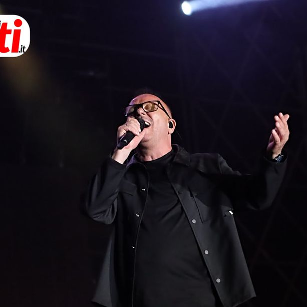 &quot;I venerdì di luglio quanta pioggia che cadrà&quot;: il concerto di Gigi D'Alessio infiamma Asti Musica, tra compleanni speciali e proposte di matrimonio [FOTO E VIDEO]