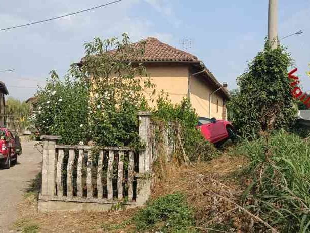 Asti, auto esce di strada e termina la corsa nel cortile di un'abitazione