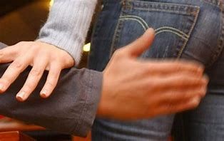 Ragazza &quot;palpata&quot; in gita scolastica da un adulto e presunta 'disattenzione' della dirigente: &quot;Non conta ciò che tu realmente sia, conta il modo in cui  un giorno un caso inizia a descriverti sbriciolando tutto ciò che hai costruito&quot;