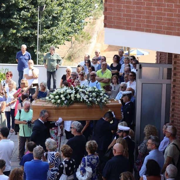 &quot;È scivolato oltre la silenziosa e oscura porta del sonno, ha saputo gustare ogni passo del suo cammino&quot;. L'ultimo applauso a Massimo Cotto [FOTO]