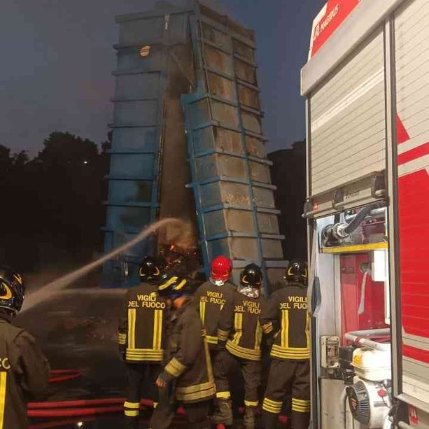 Va a fuoco un compattatore di carta alla Smurfit Kappa di Asti