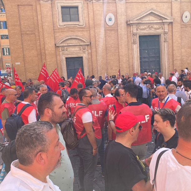 Protesta romana dei lavoratori del comparto sicurezza: chiedono salari più dignitosi