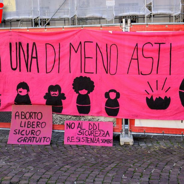 Asti scende in piazza contro il Ddl sicurezza e contro le politiche sul diritto delle donne di abortire [FOTO E VIDEO]