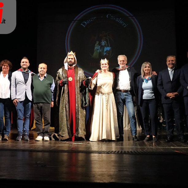 Una notte di dame e cavalieri per rendere omaggio alla bellezza dei costumi del Palio di Asti [FOTOGALLERY)