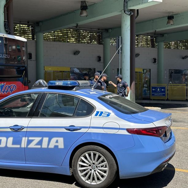 Sequestrano un connazionale e lo gettano dal terzo piano: arrestati due pakistani