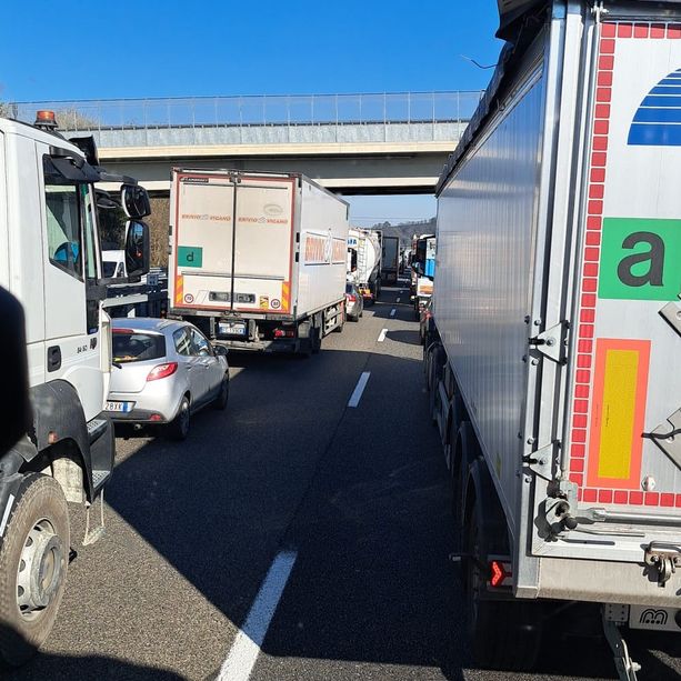 L'ennesimo incidente in tangenziale riaccende 'il fuoco' delle polemiche