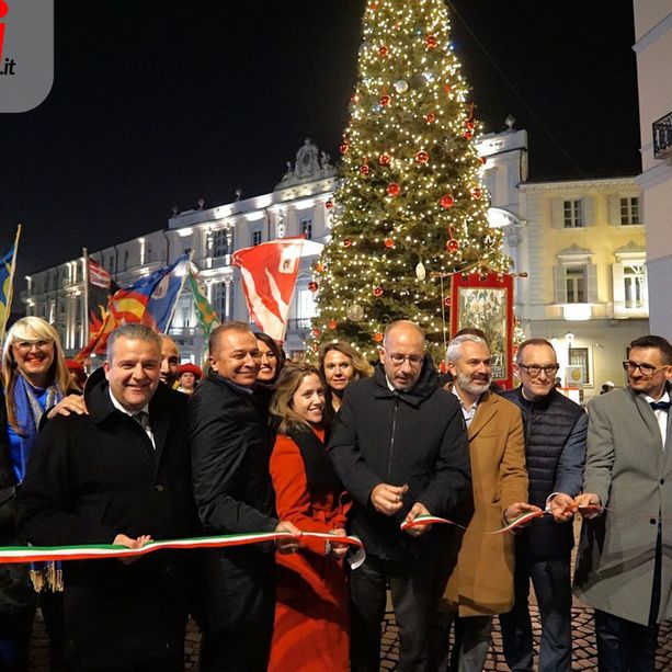 Ad Asti è arrivato Natale: lo spettacolo al Teatro Alfieri ha dato il via ufficiale al magico Paese di Natale. Acceso l'albero [FOTO E VIDEO]