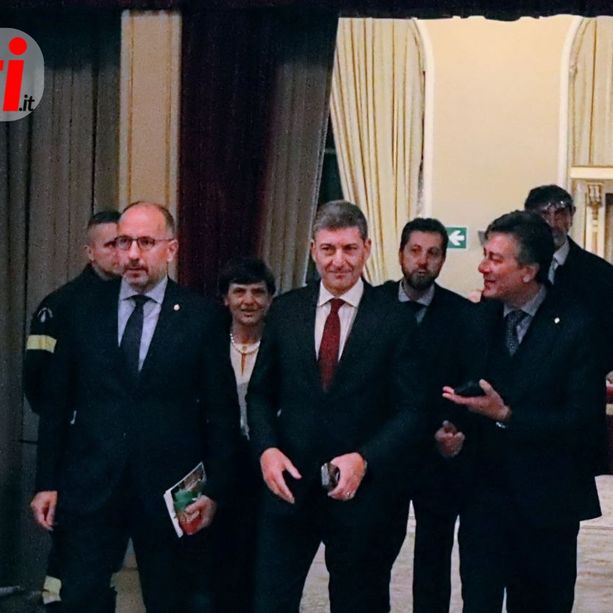 Teatro Alfieri gremito per l'arrivo del capo della polizia Vittorio Pisani