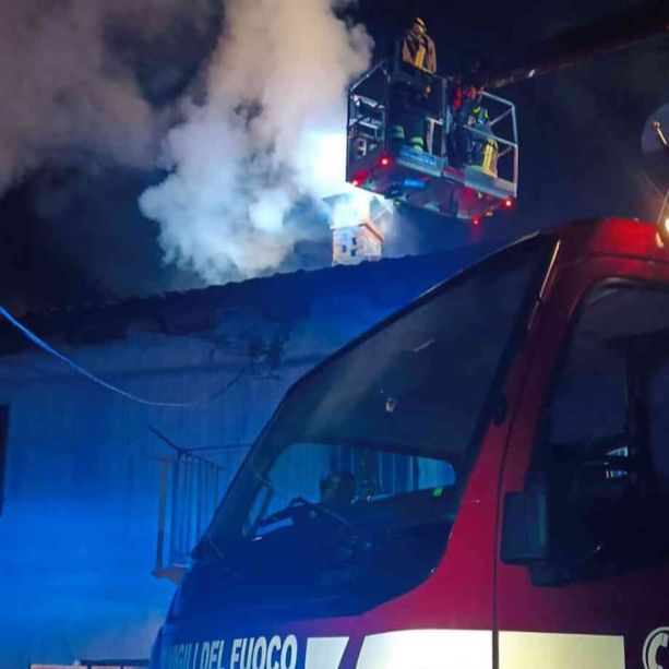 Paura nella notte per un incendio ad un camino in frazione Vallandona