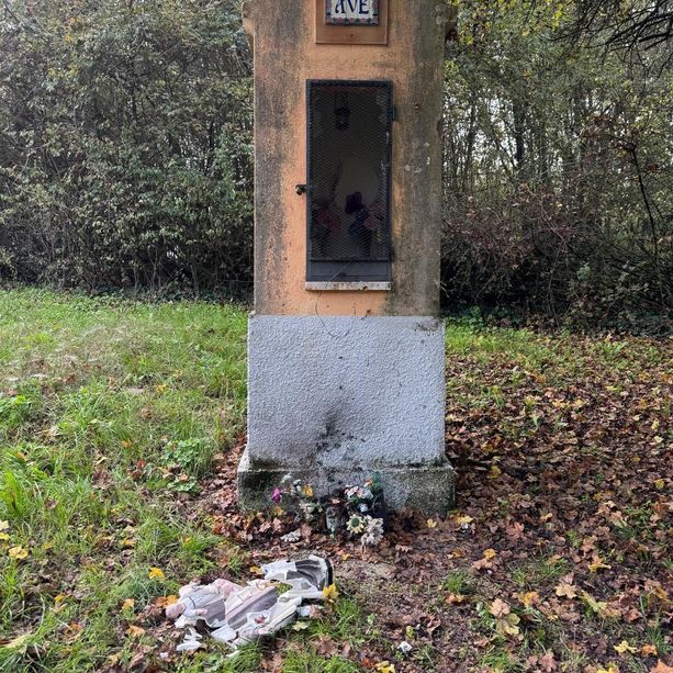 Atto di vandalismo nei confronti di un'edicola votiva nel Moncalvese: sconcerto nella comunità