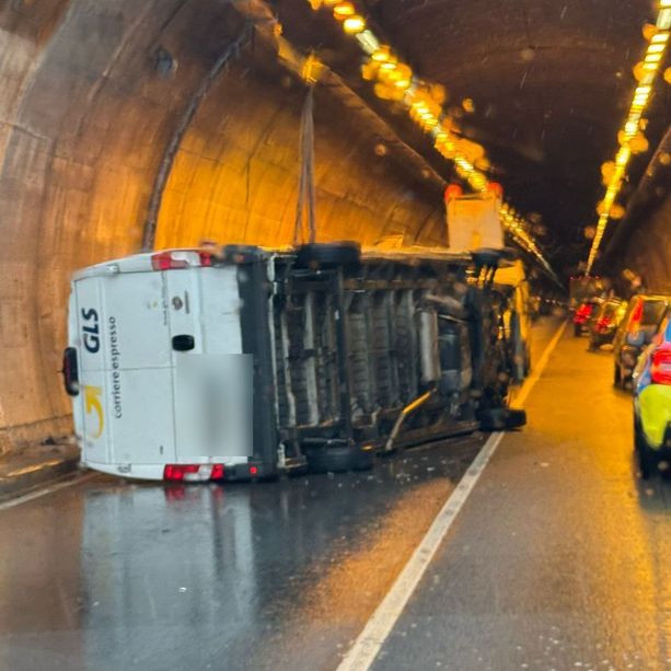 Incidente nella galleria dei Molini di Isola, si ribalta un furgone