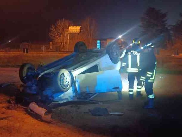 Auto si ribalta nella rotatoria di Corso Alessandria: intervento dei Vigili del Fuoco