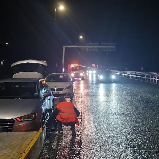 Buche in tangenziale, numerose auto con pneumatici esplosi