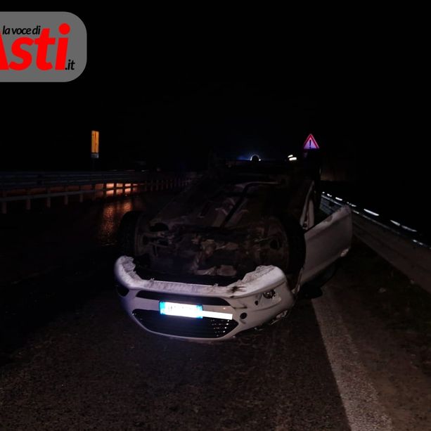 Tre auto coinvolte in un tamponamento in tangenziale. Strada chiusa e code