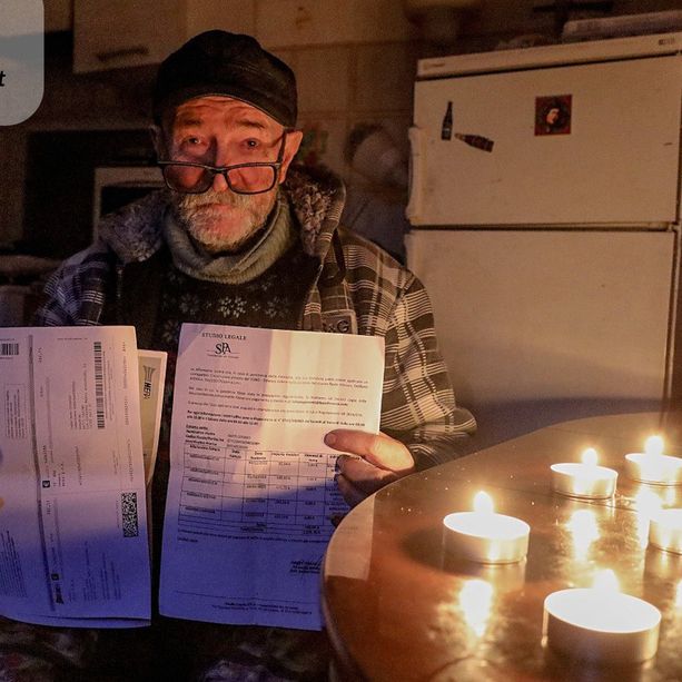Cosimo Gatti, il &quot;settimino&quot; pittore che vive in povertà: con una pensione di 644 euro e un affitto che supera i 300, è senza gas e corrente elettrica