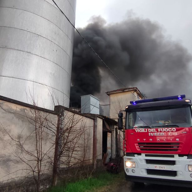 Fiamme ed esplosione alla vecchia cantina sociale di Santa Margherita di Costigliole [FOTO]