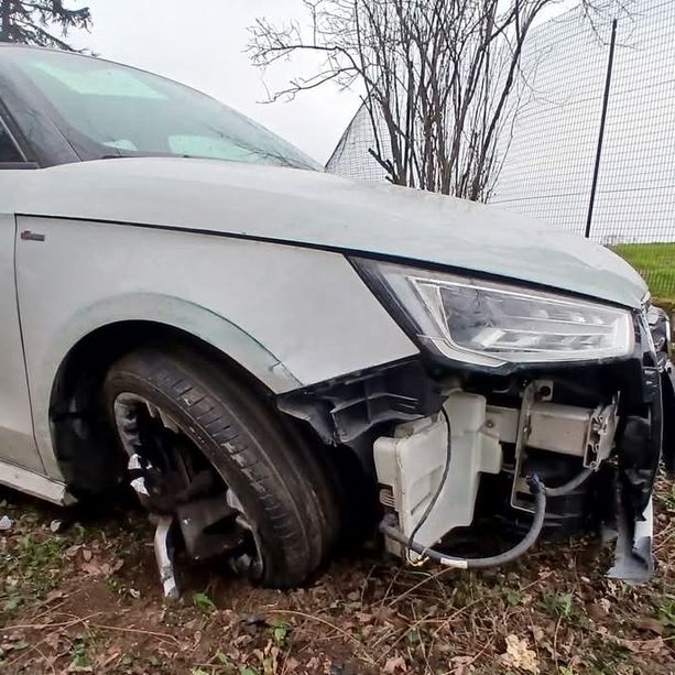 Ubriaco alla guida esce dalla carreggiata e sfonda recinzione a Viatosto. Denunciato per aver rifiutato l'etilometro [FOTO]