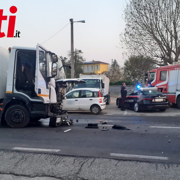Incidente all'alba al Palucco: si sono scontrati un mezzo di raccolta rifiuti e un furgone