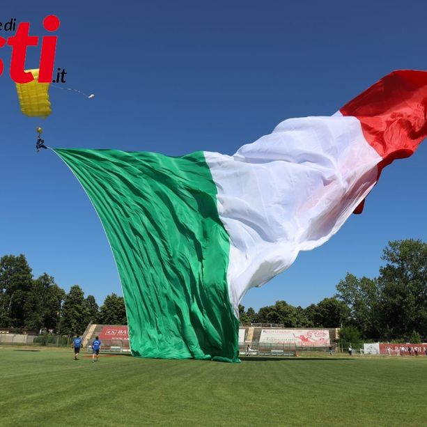 Raduno dei parà: grandi emozioni con un enorme tricolore nel cielo di Asti [GALLERIA FOTOGRAFICA E VIDEO]