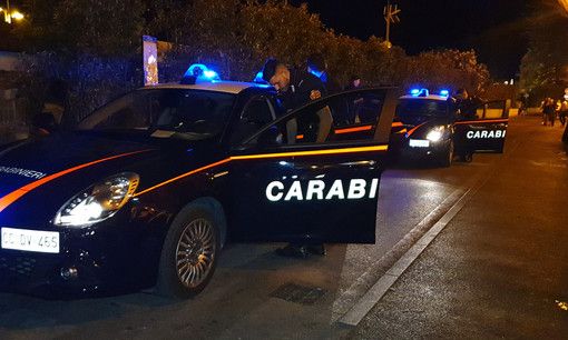 Cena da incubo a Sanremo: 42enne astigiano costringe un commensale a consegnargli 4 mila euro sotto la minaccia di un coltello