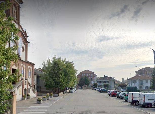 Donna rapinata da due sconosciuti mentre parcheggia l’auto, indaga la Polizia