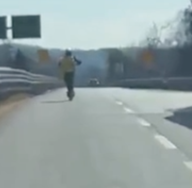 In monopattino elettrico in tangenziale ad Asti. Il video diventa virale