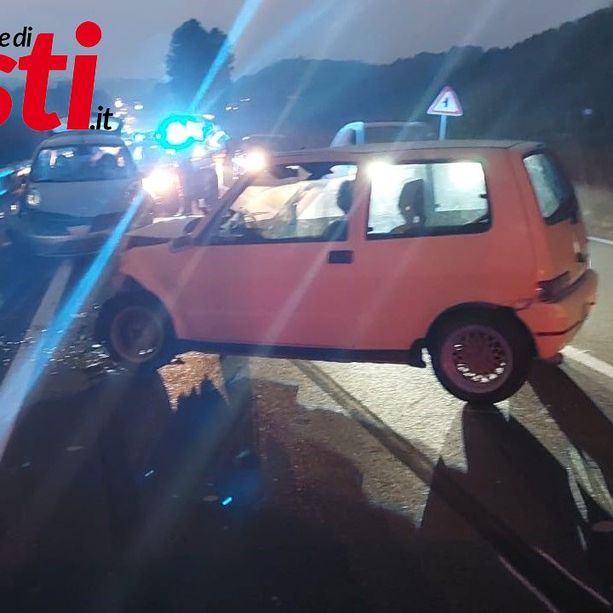 Frontale a Castello di Annone, solo lievi ferite per le persone coinvolte