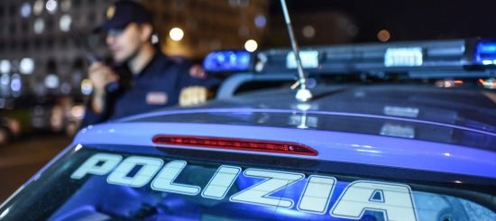 Pericolosissimo 'scambio di volante' ad auto in movimento in viale Pilone