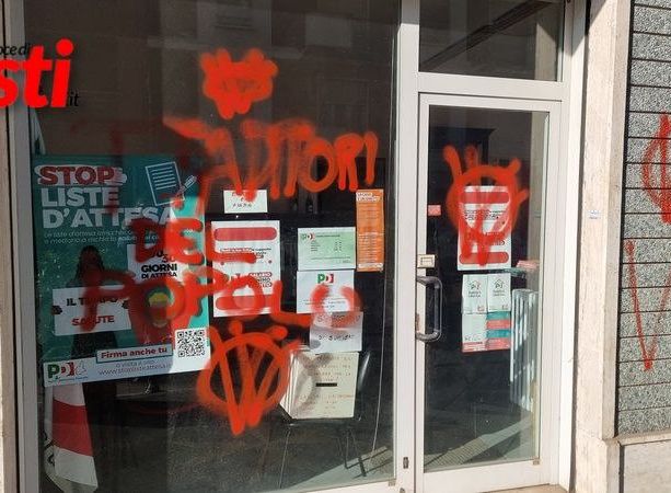 Vandalizzata la sede del PD di Asti. Il segretario Giarrizzo: &quot;Le intimidazioni non ci fermeranno&quot; [FOTO]