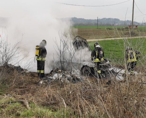 Auto in fiamme in frazione San Marzanotto