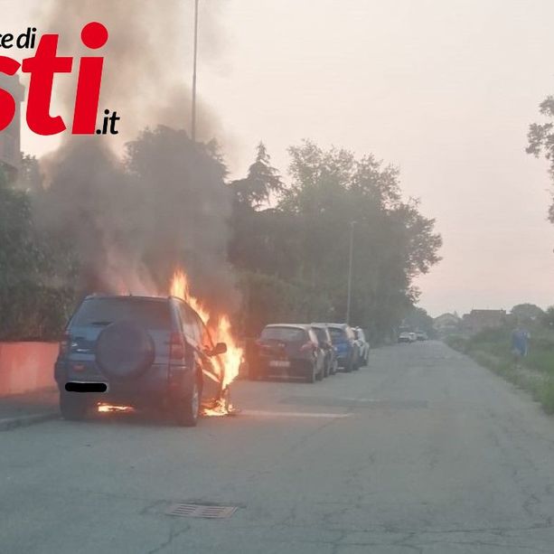 Asti: auto in fiamme, all'alba, in via Badalin