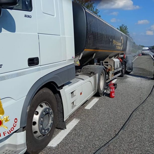 Paura in A21 per un principio d’incendio su un’autocisterna carica di gasolio