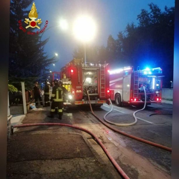 Incendio in un’autorimessa in via Valence, intervento in forze dei Vigili del Fuoco