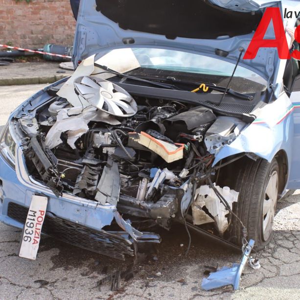 Violento scontro in via Conte Verde, coinvolta anche un’auto della Polizia [FOTOGALLERY]
