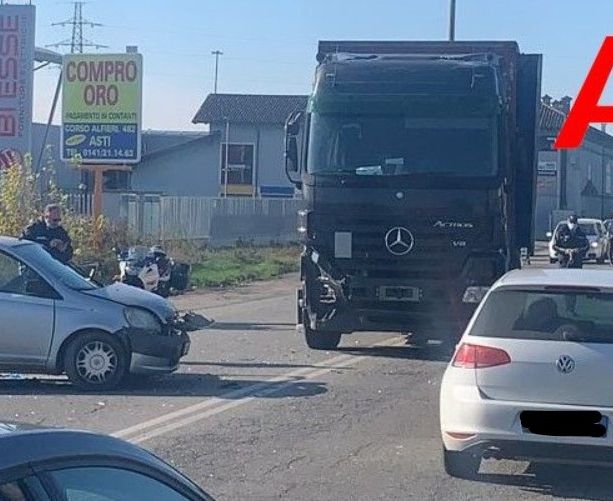 Traffico congestionato in corso Alessandria a causa di un incidente auto-tir