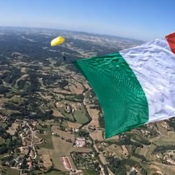 Asti come non l'hai mai vista: video dell'eccezionale lancio con enorme tricolore [VIDEO]