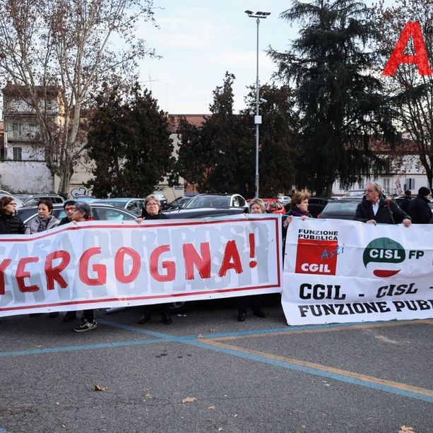 Striscioni di protesta contro la chiusura del Maina per l'arrivo ad Asti dell'assessore regionale Marrone (FOTO E VIDEO)