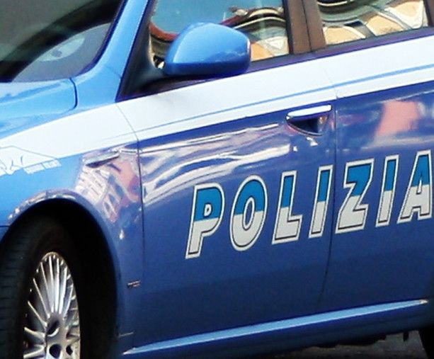 Asti, rapina minacciando con una paletta di metallo: arrestata in flagranza dalla Polizia