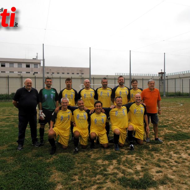 Lo sport entra nel carcere di Asti con la partita di calcio tra detenuti e circolo Crasl di Asti [FOTO E VIDEO]