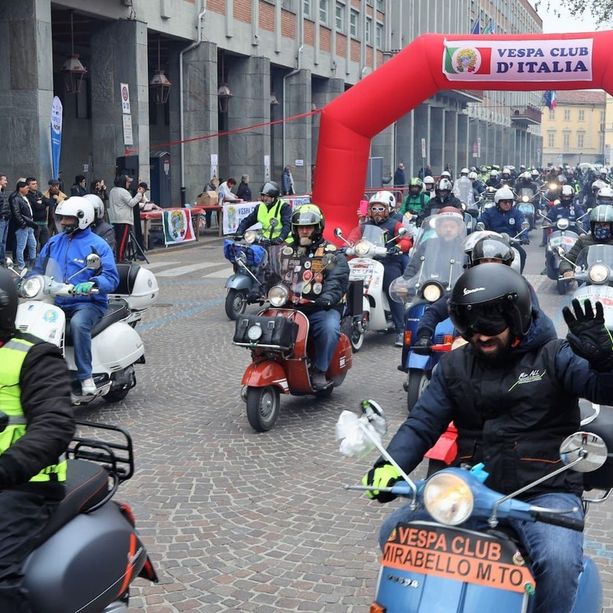 Piazza Alfieri invasa dalle Vespe: grande successo per la 19esima edizione del raduno delle storiche due ruote [FOTO]