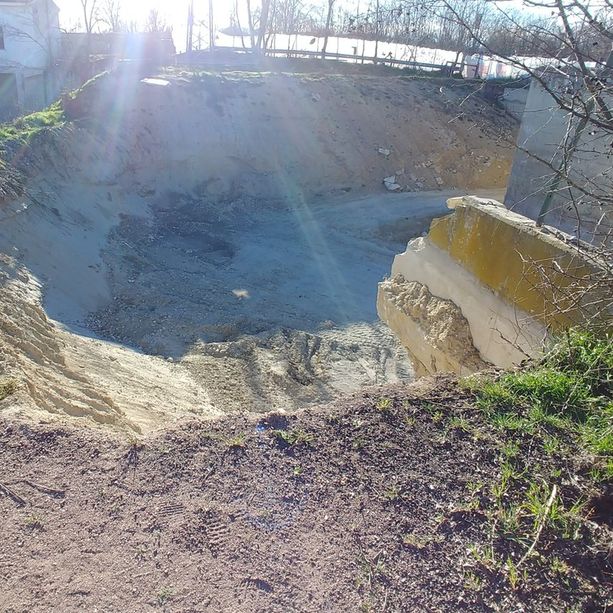 Una gita in bici rischia di sfociare in incidente per il cantiere alla pista ciclopedonale sul Tanaro