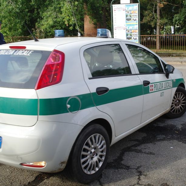 A tutta velocità in corso Genova, prende in pieno due auto e fugge a piedi
