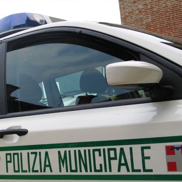 Travolge una bici e fugge: Municipale sulle tracce di un motociclista