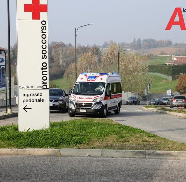 Ancora gravissime le condizioni dell'operaio folgorato ieri mentre lavorava sul capannone A2A a Quarto